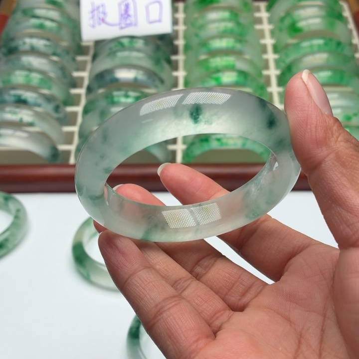 小****石英质玉未镶嵌手镯