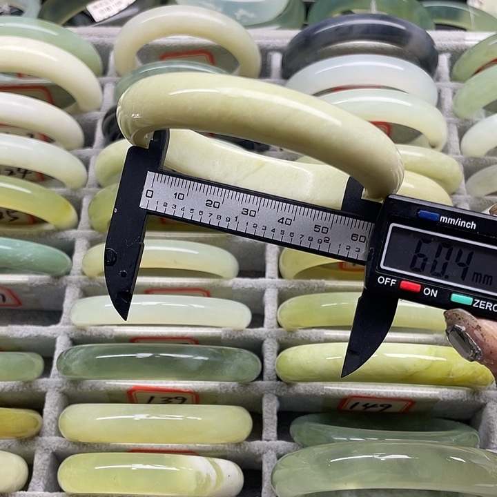 蛇纹石玉未镶嵌手镯127