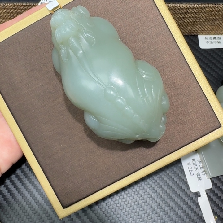 和田玉未镶嵌把件