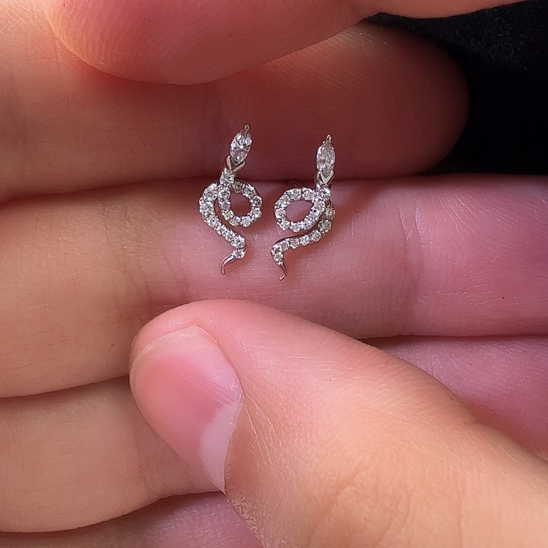 钻石耳饰18K金镶嵌蛇耳钉直针一对