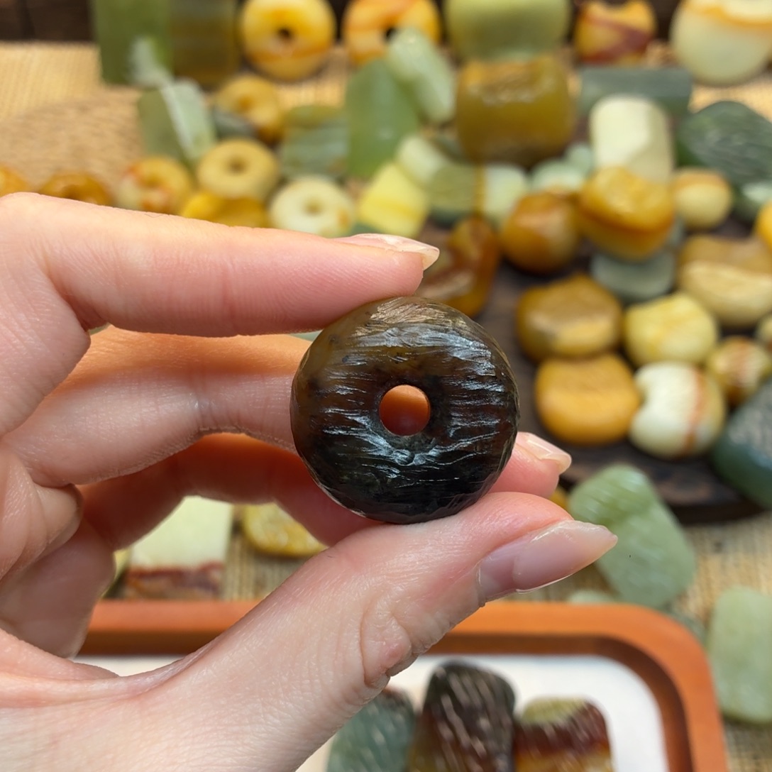 浮***丶蛇纹石玉未镶嵌颈饰