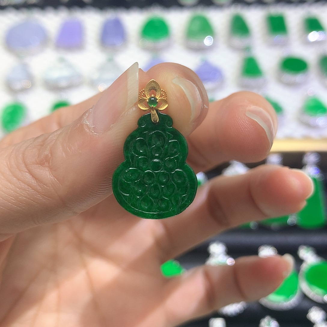 颈饰18K金镶嵌翡翠吊坠