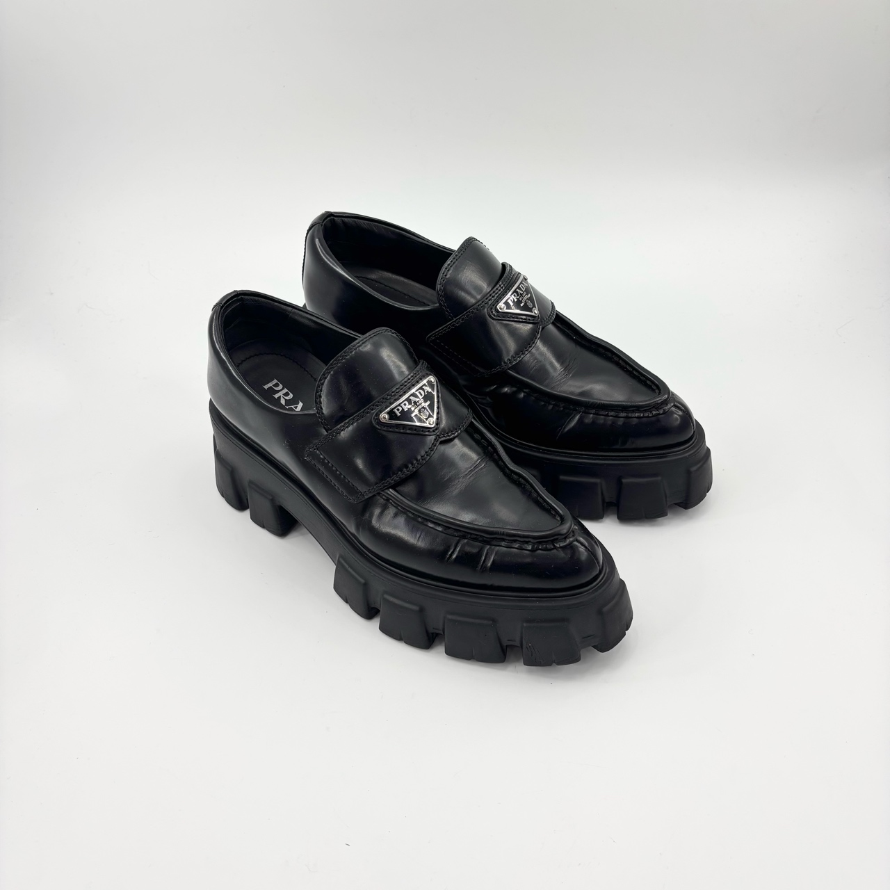 95新 Prada/普拉达 36码黑色尖头三角标厚底乐福鞋/pp426297