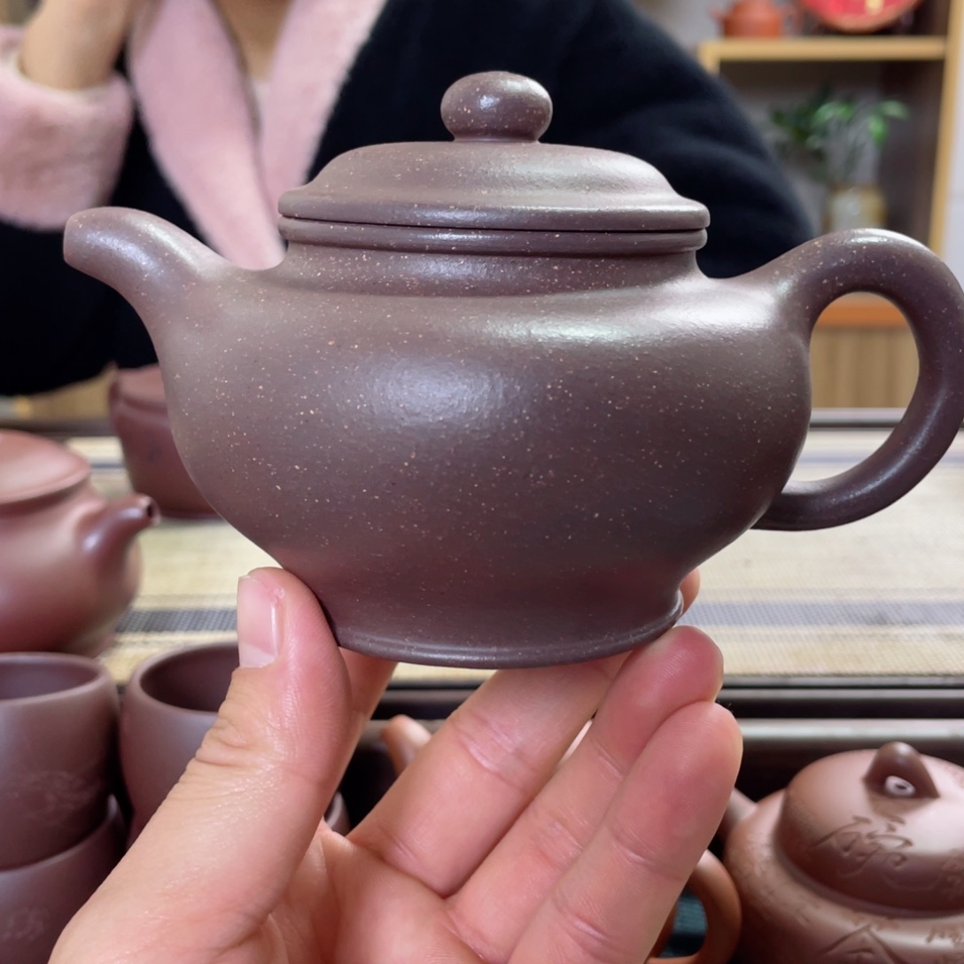 紫砂茶壶掇只。