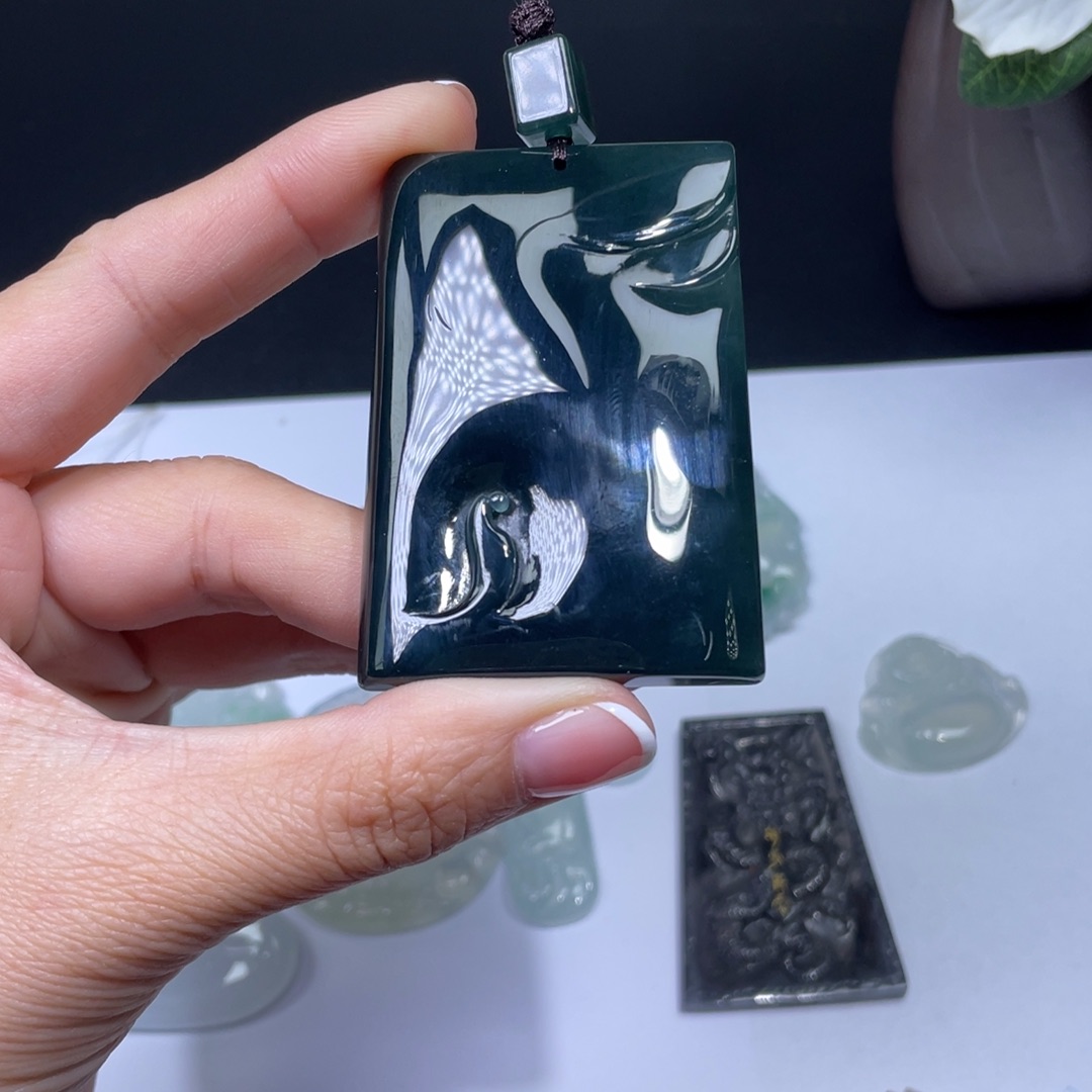 翡翠颈饰未镶嵌悟道