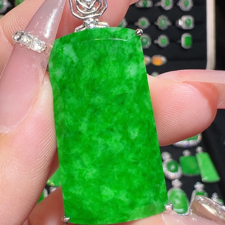 颈饰18K金镶嵌翡翠