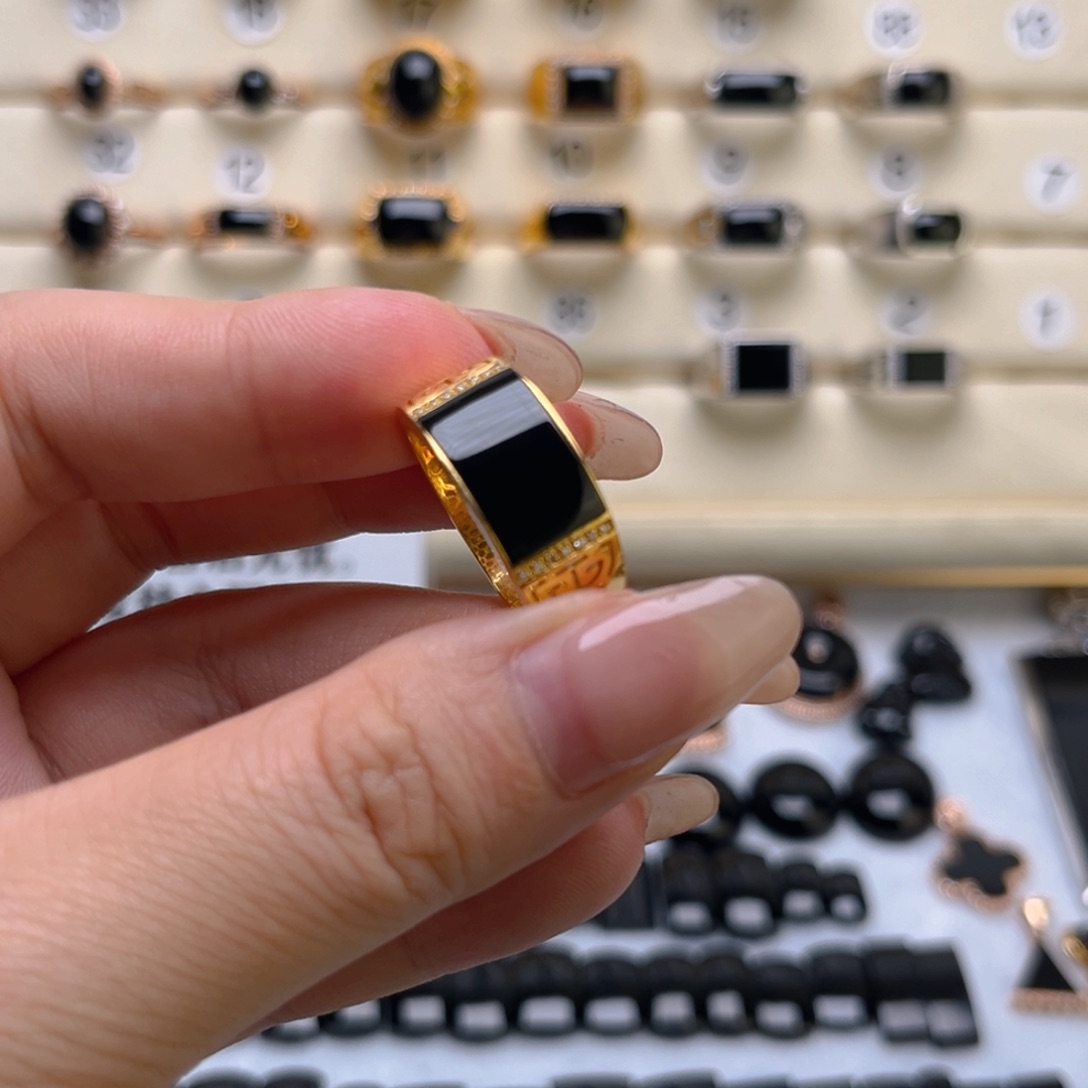 翡翠戒指18K金镶嵌缅甸翡翠