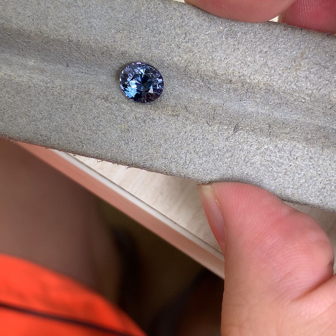 裸石尖晶石1.68 无烧 灰蓝色