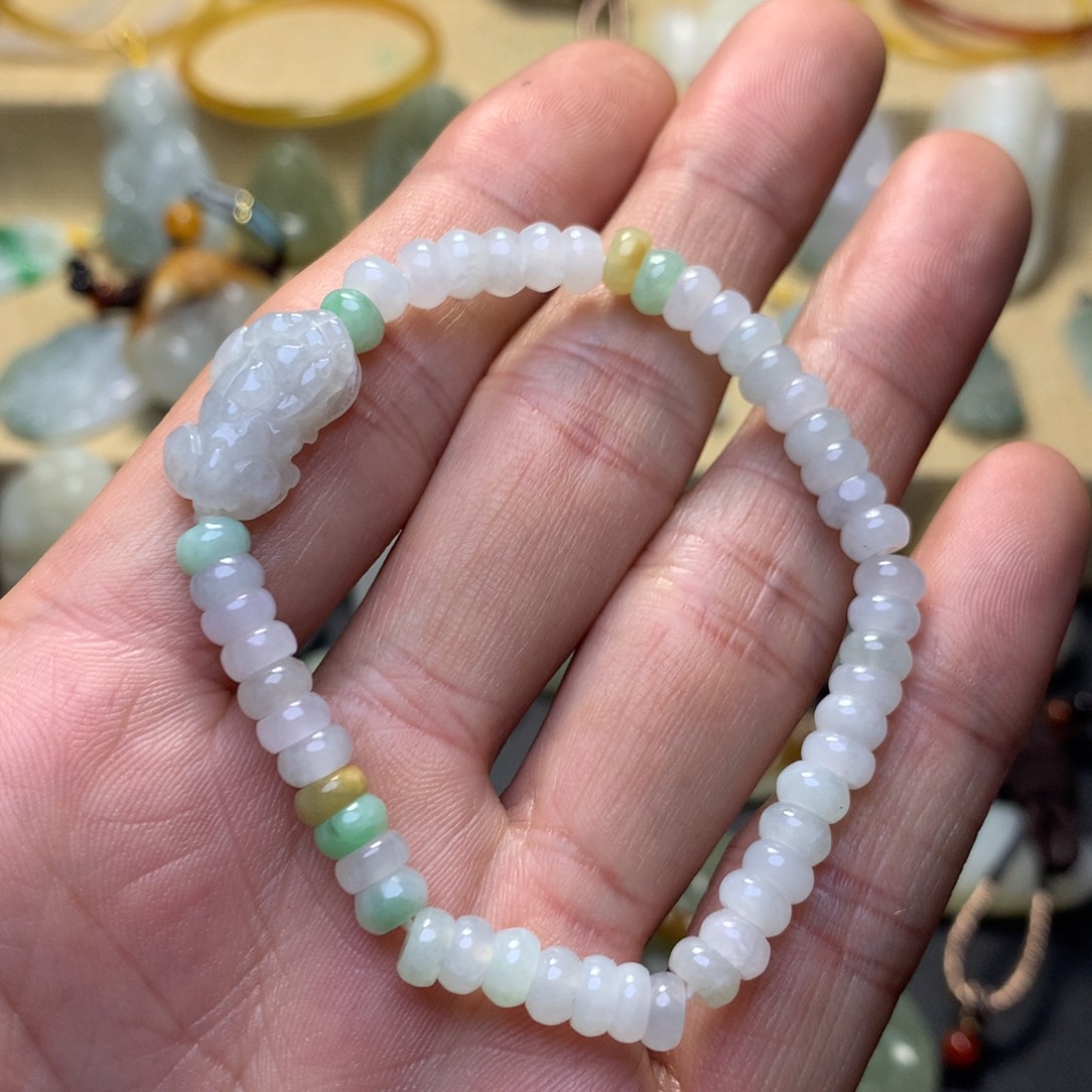 颈饰未镶嵌翡翠老**?