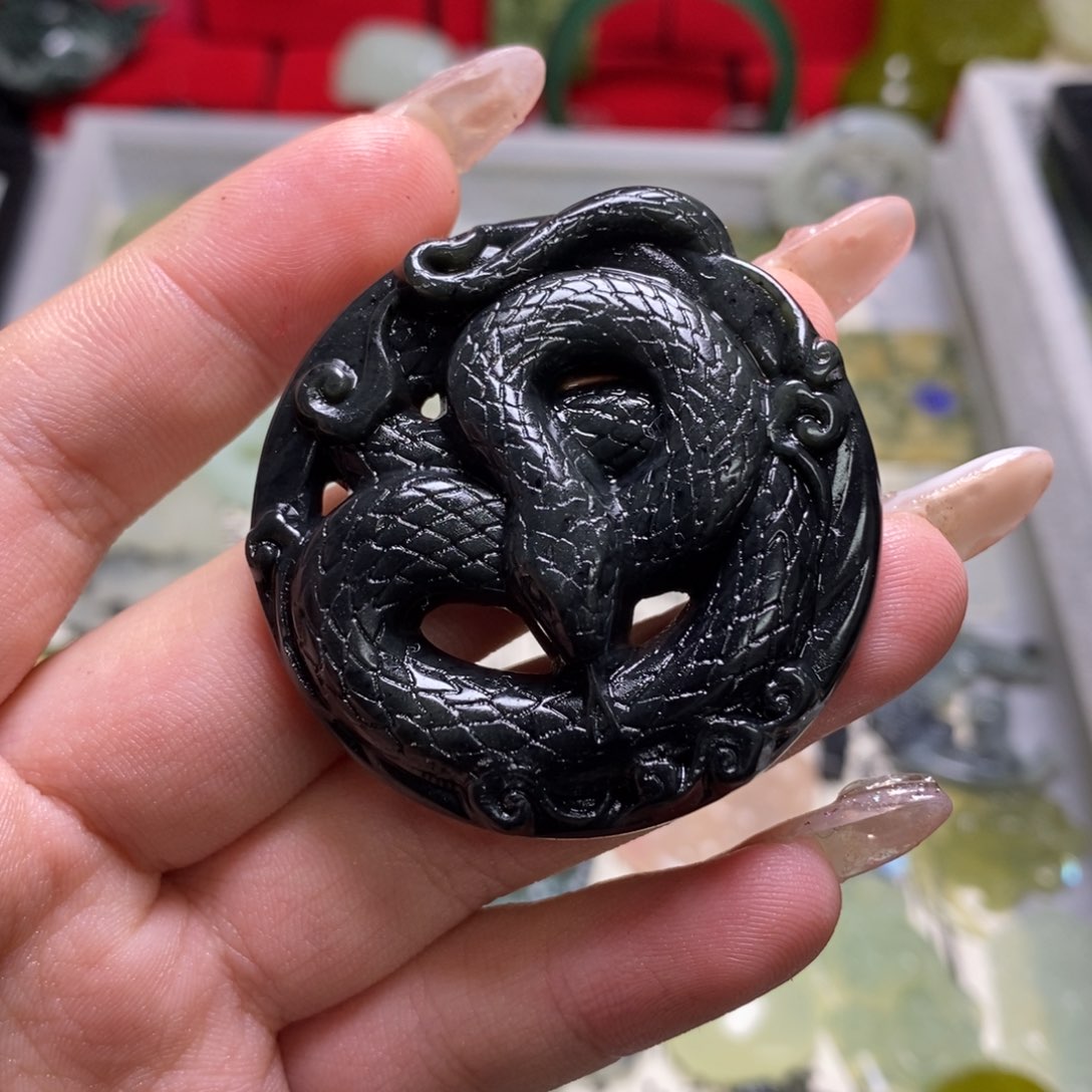 蛇纹石玉颈饰未镶嵌蛇