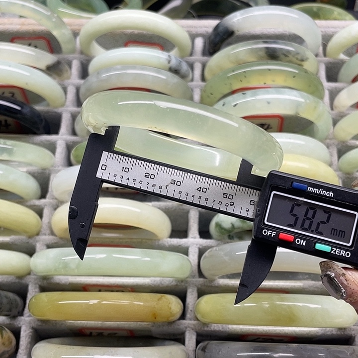 蛇纹石玉未镶嵌手镯200