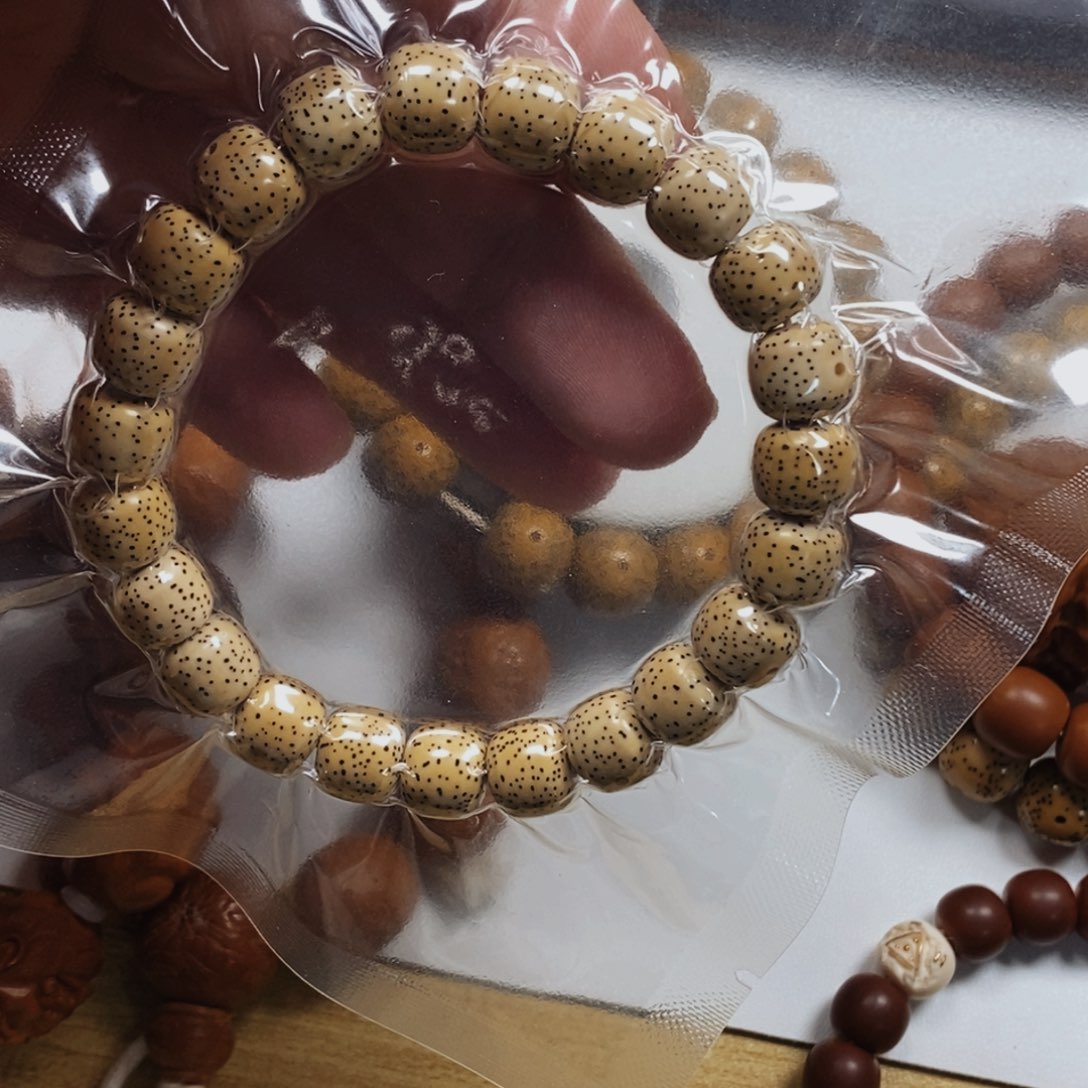 吊坠白玉菩提鸡油黄