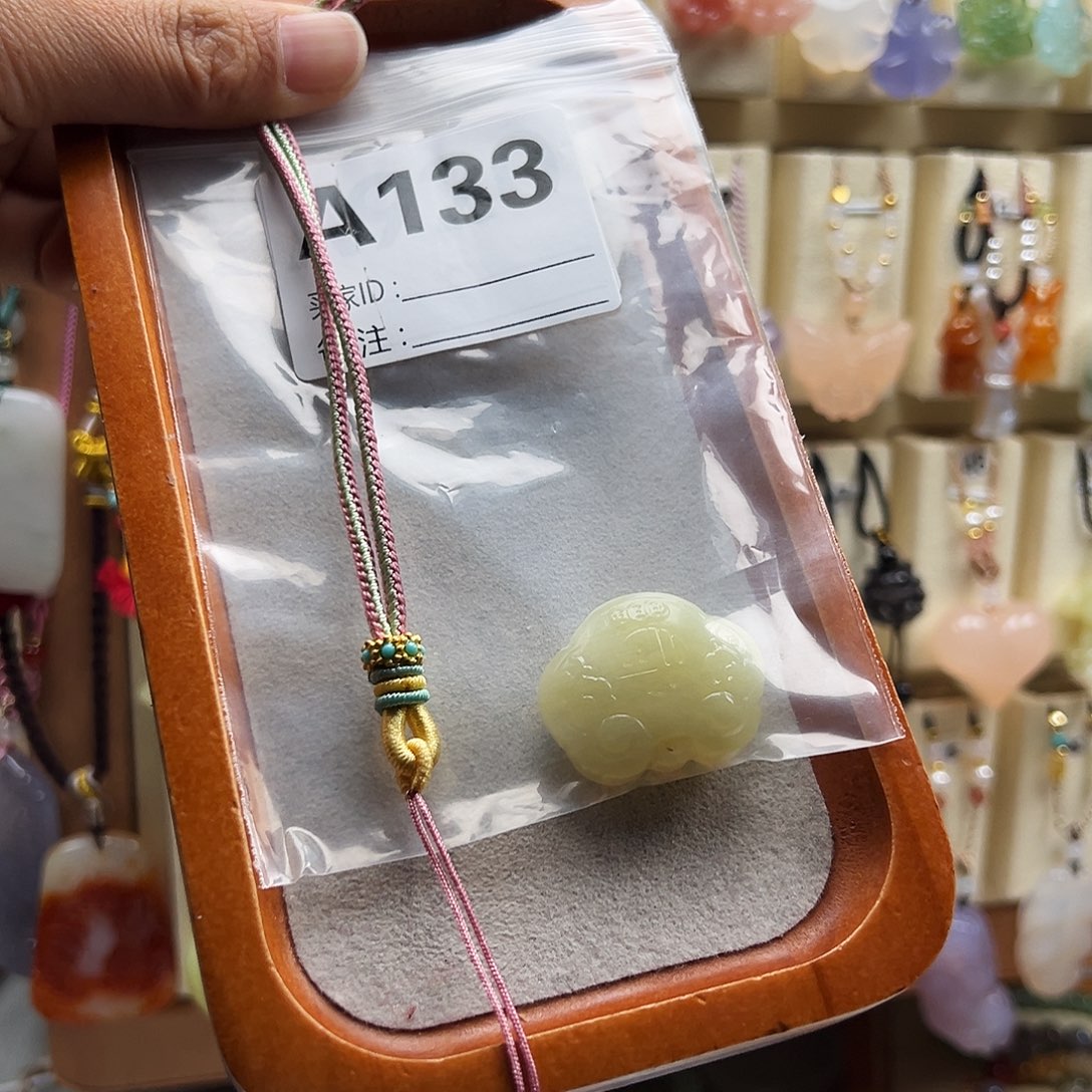 圆****石英质玉合金颈饰