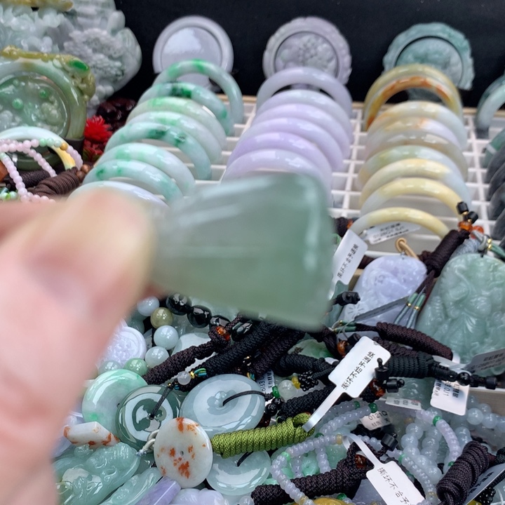 翡翠颈饰未镶嵌吊坠