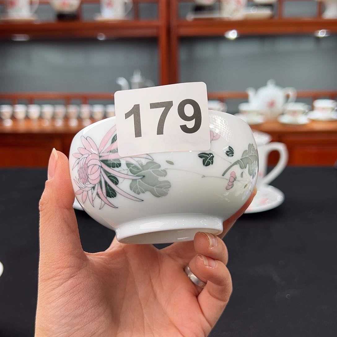 柴窑菊花罗汉杯（口变形）