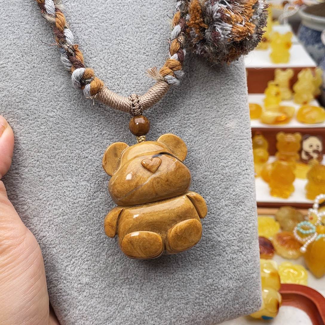 芝***米琥珀未镶嵌吊坠(赠链)