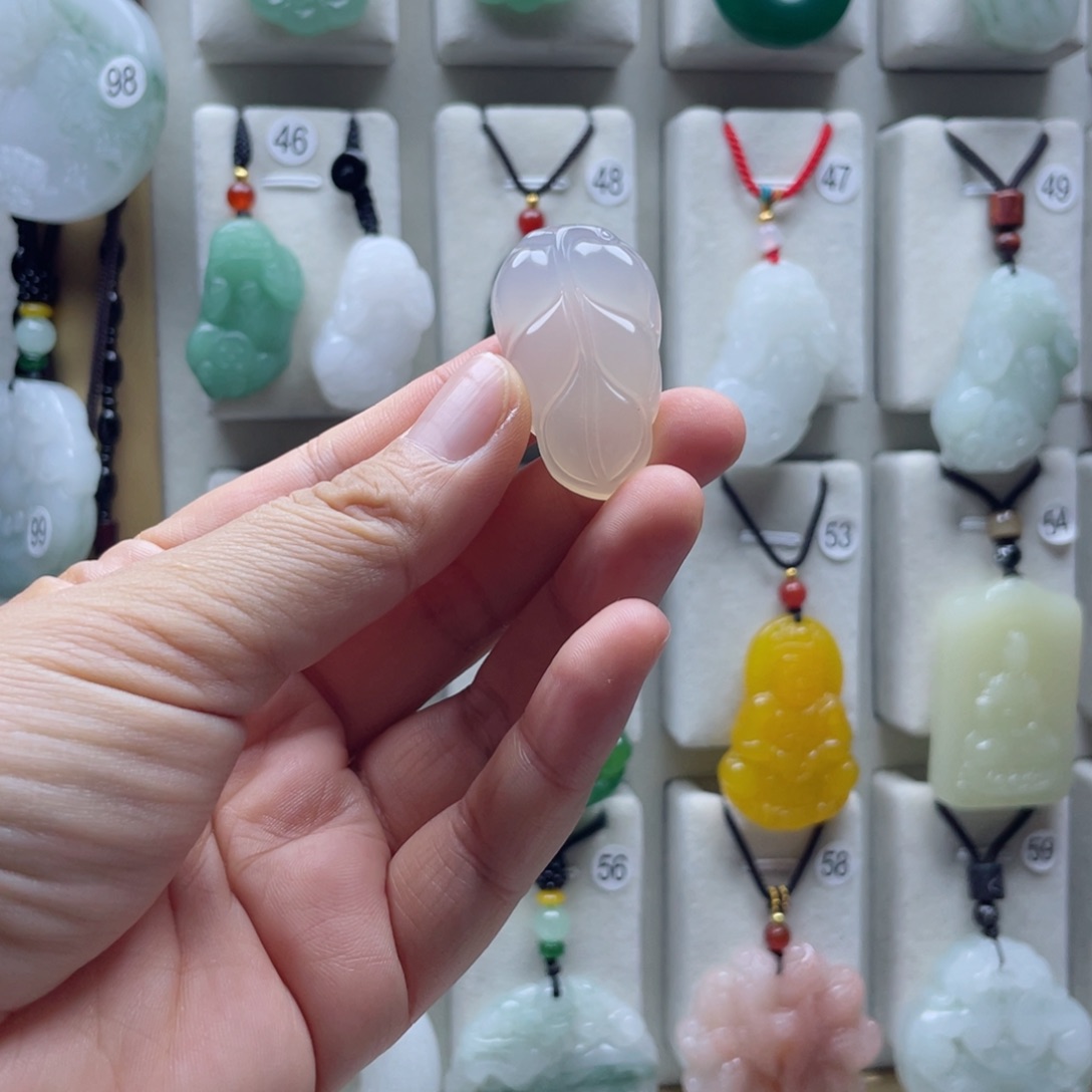 石英质玉（金丝玉）未镶嵌颈饰