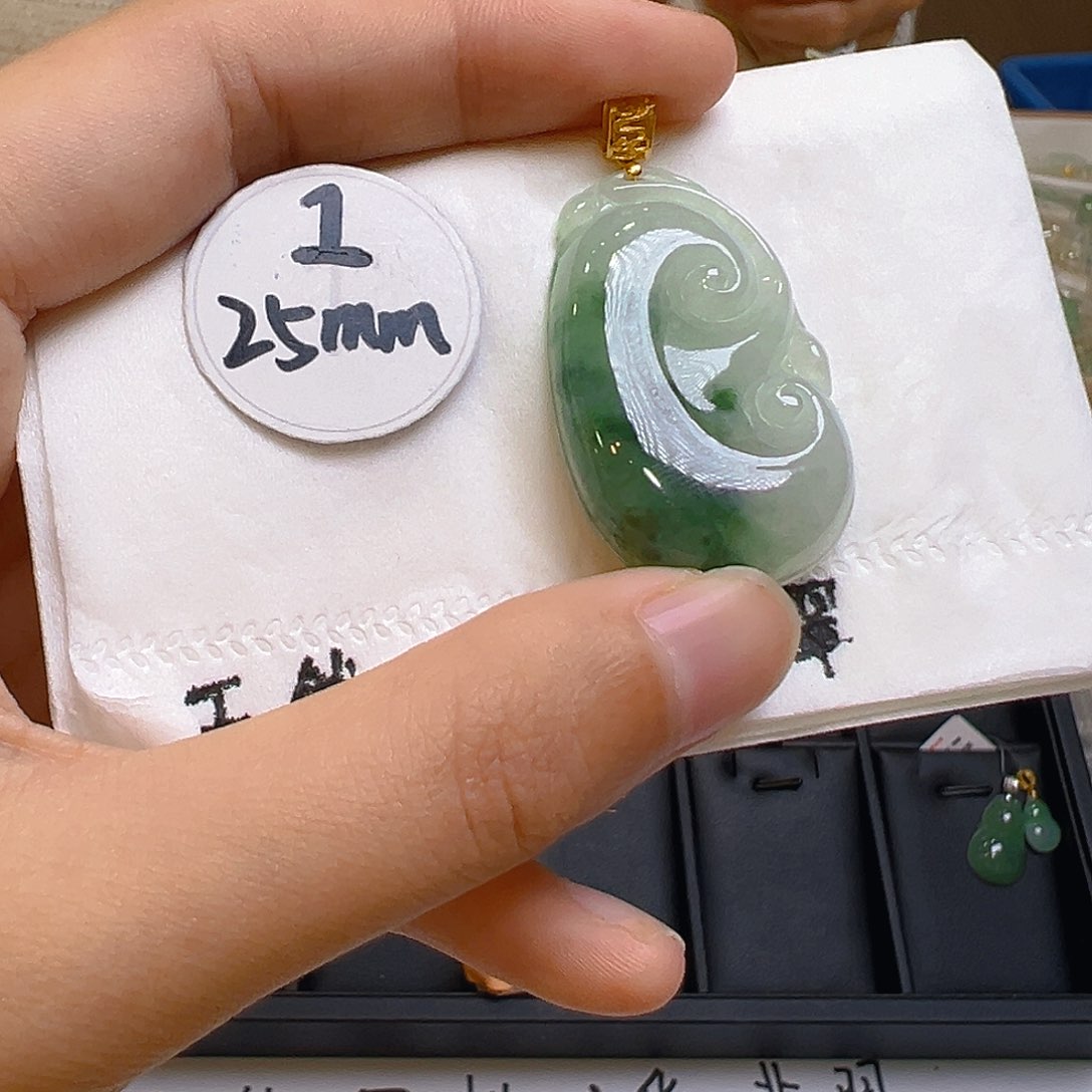 翡翠颈饰18K金镶嵌翡翠