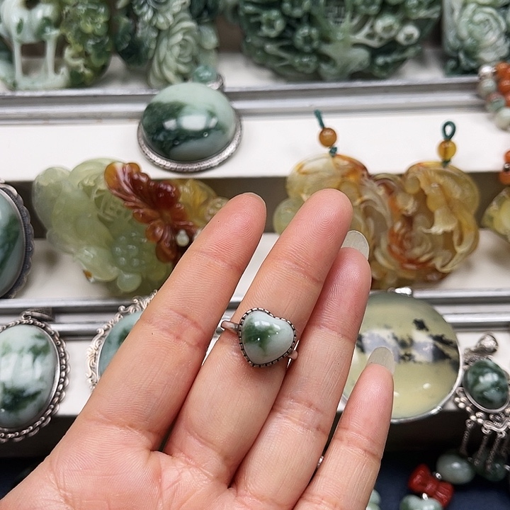 透闪石-蛇纹石玉戒指未镶嵌