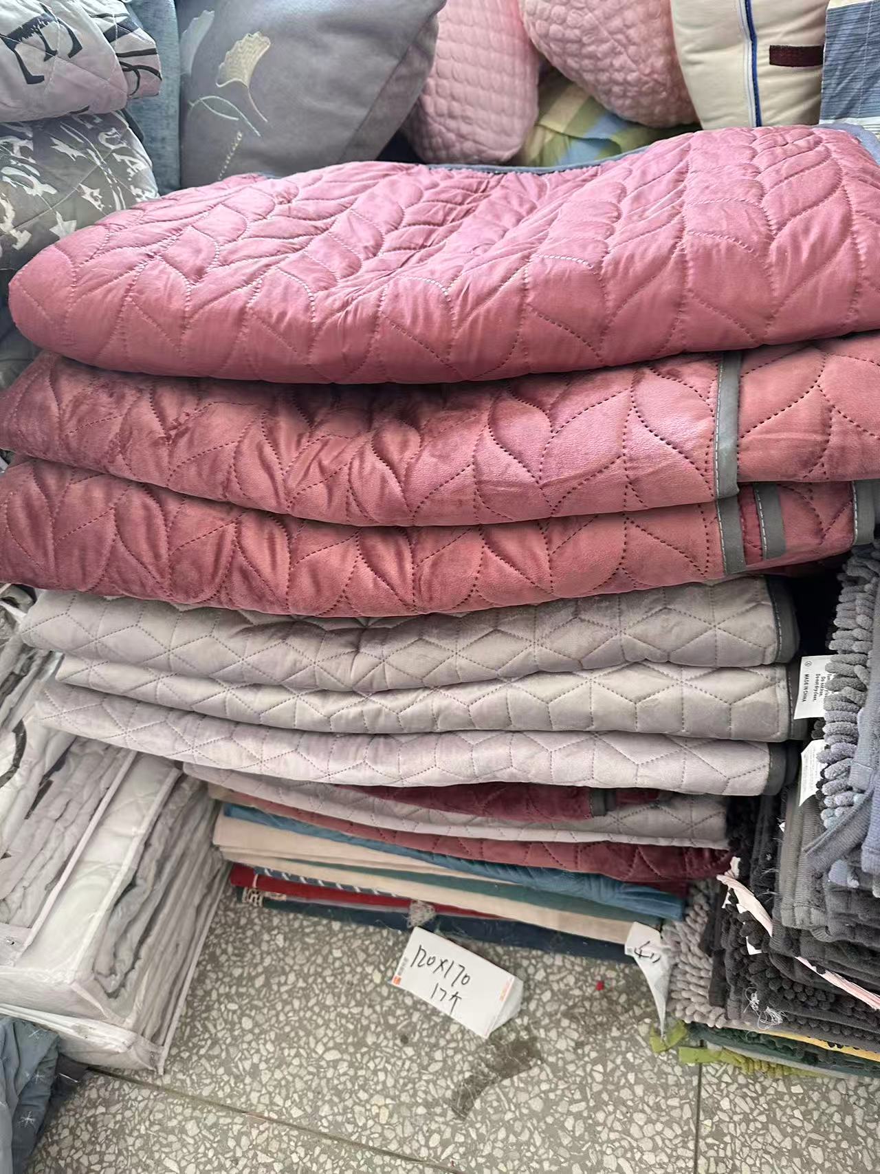 《兵哥外贸》3楼120×170杂款天鹅绒沙发垫 发一张 不挑色