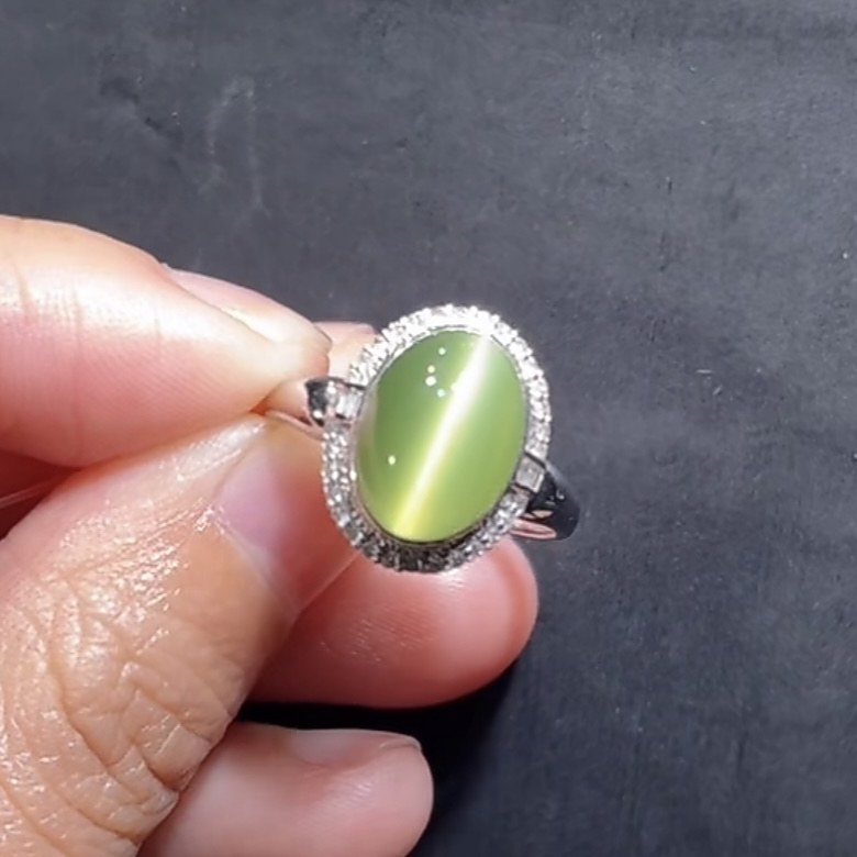 和田玉俄料碧玉一线天绿猫眼戒指18K白金镶嵌