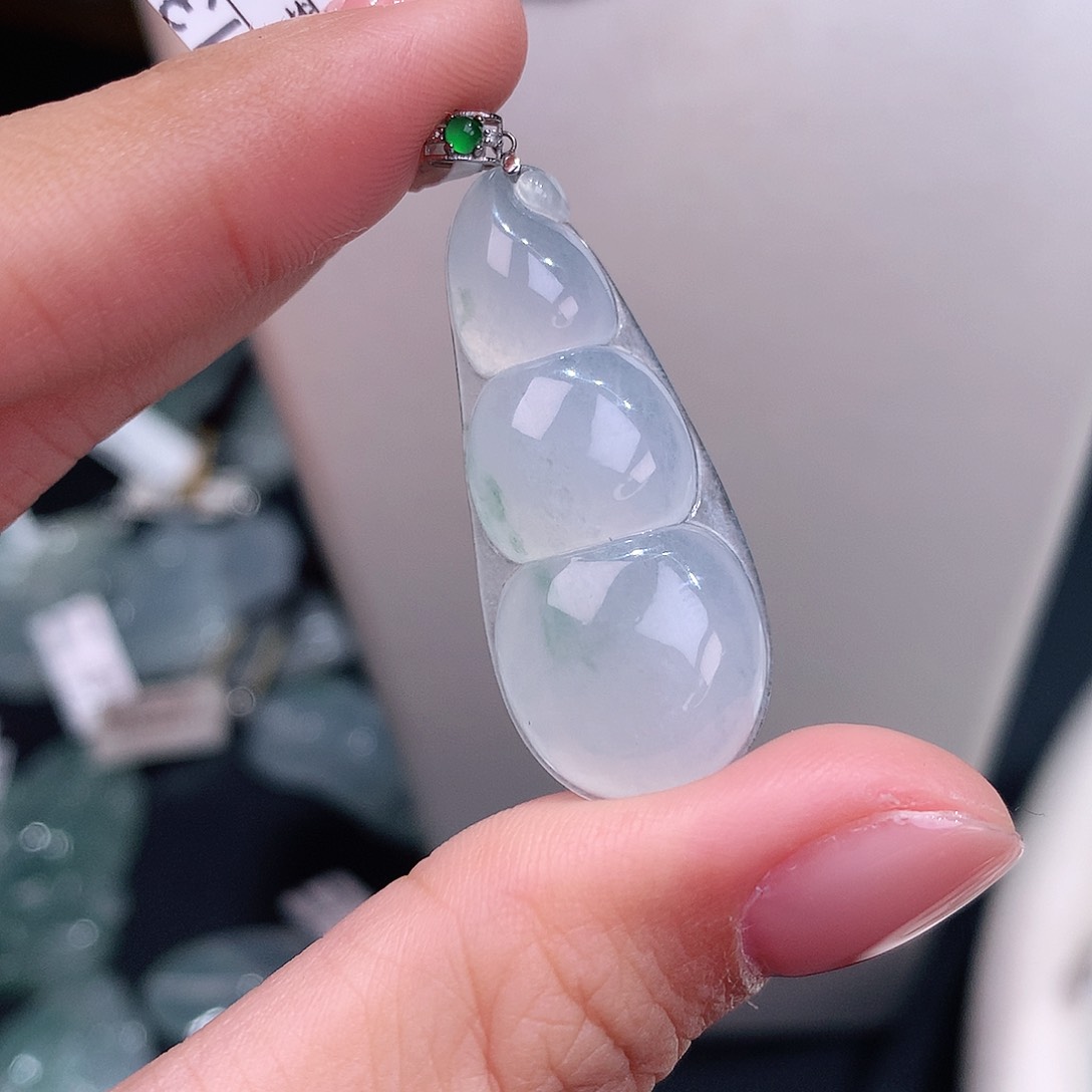 颈饰18K金镶嵌翡翠白底飘花福豆