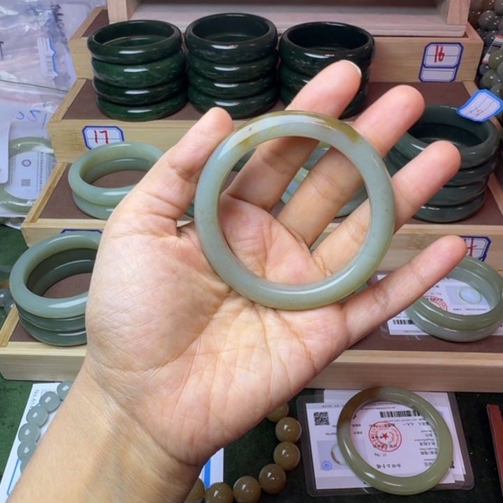 阿****和田玉（糖玉）未镶嵌手镯