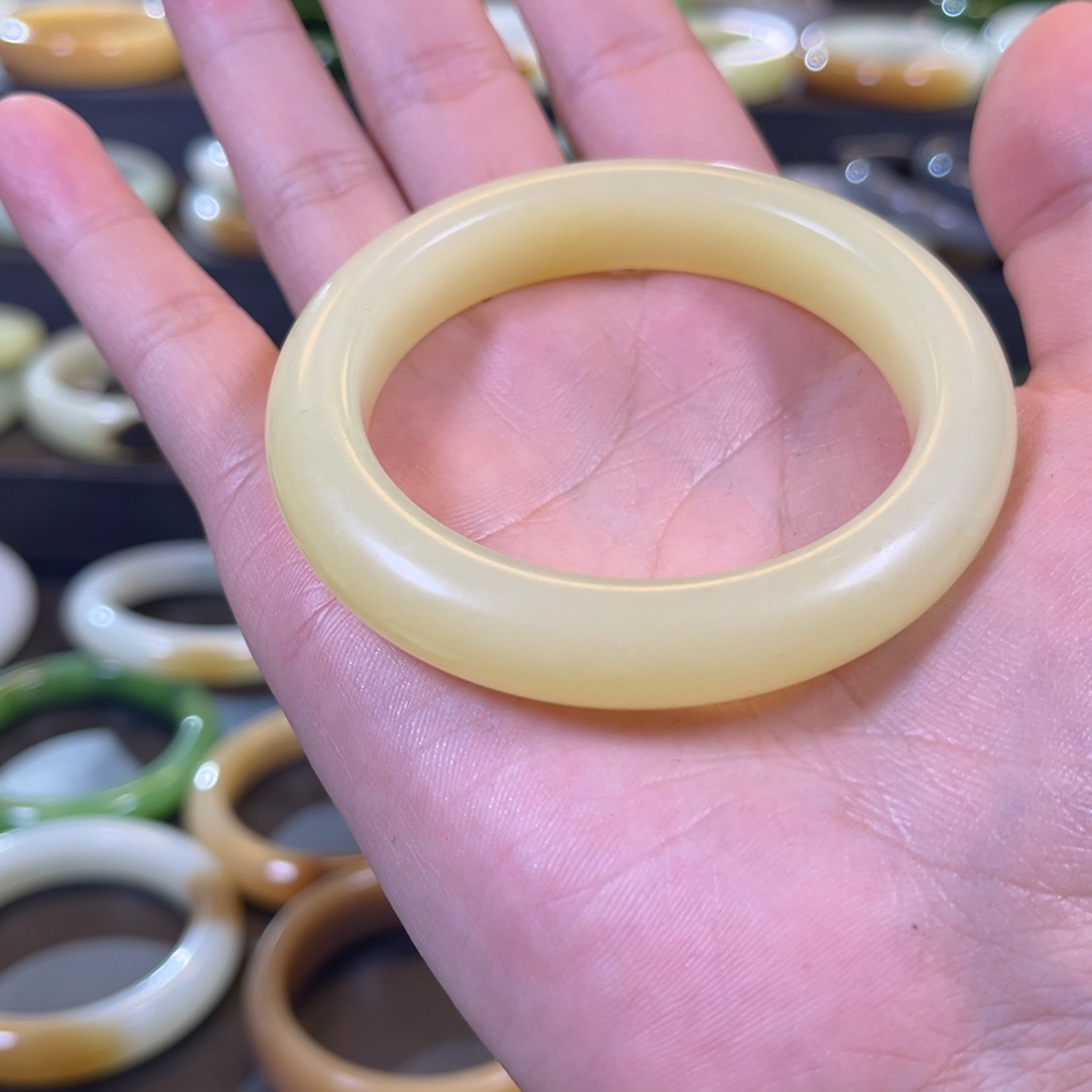 和田玉未镶嵌手镯