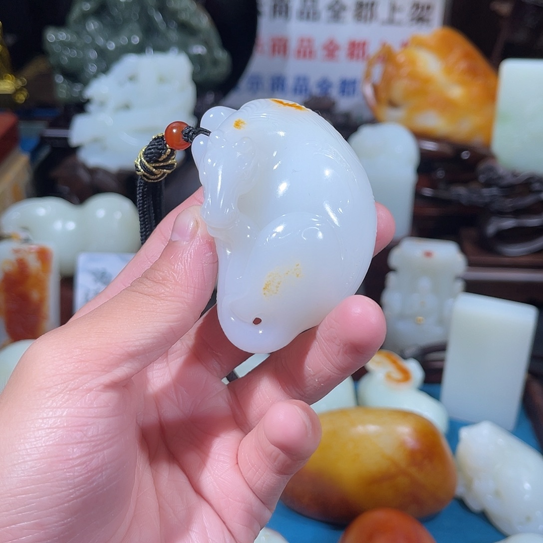 颈饰未镶嵌和田玉（糖玉）