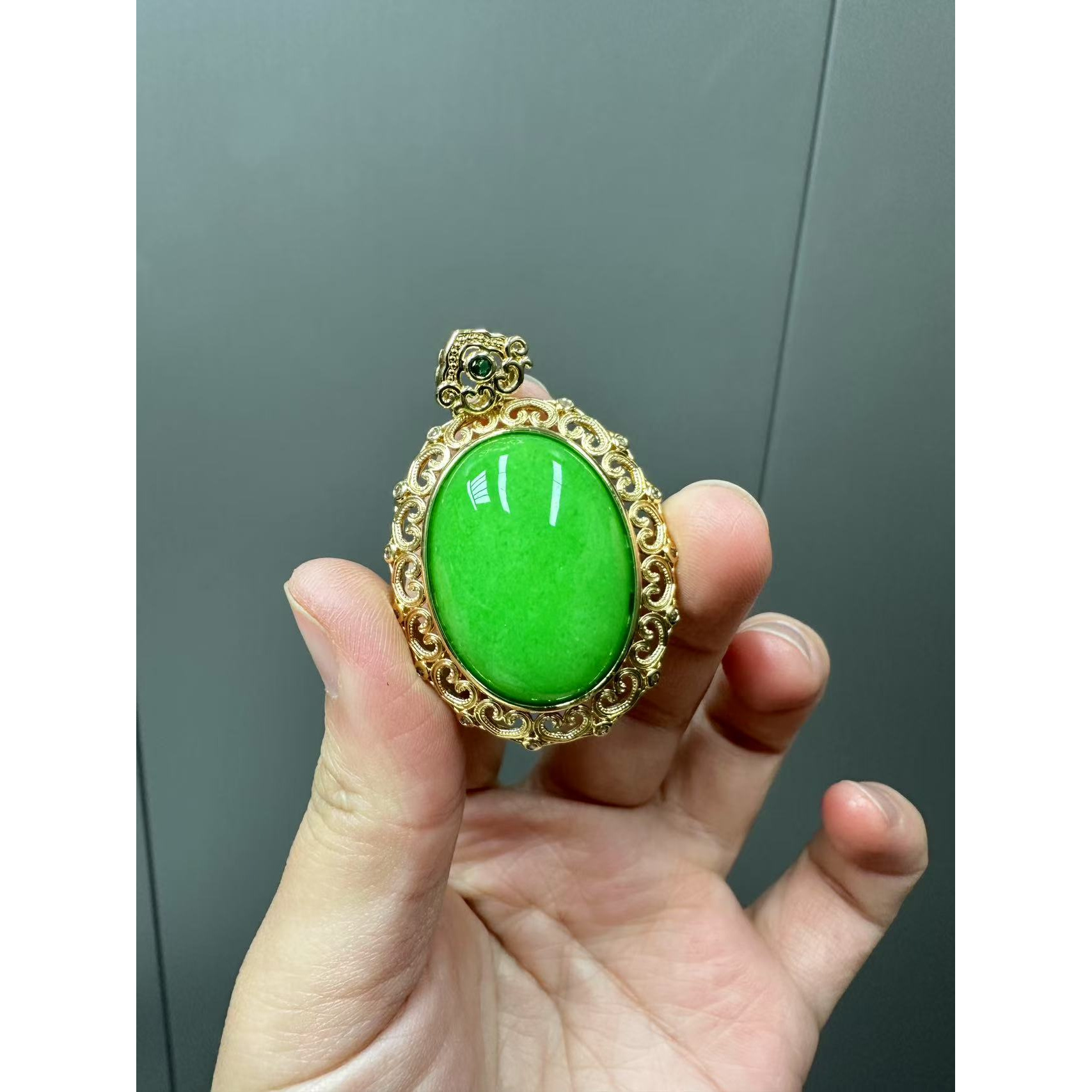 翡翠阳绿14k设计款雕刻祥云椭圆形大蛋面吊坠