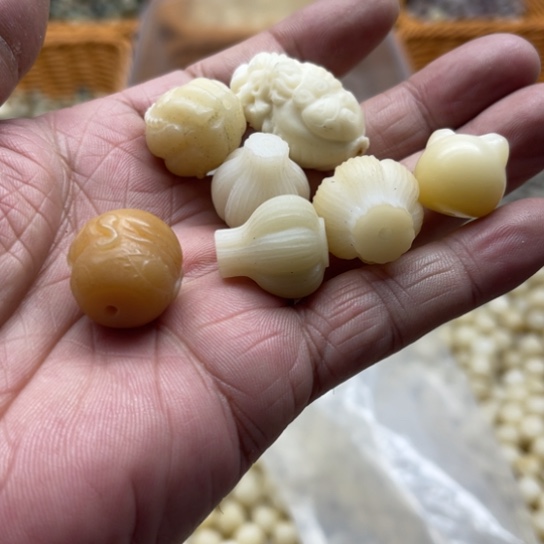 吊坠白玉菩提瑕疵雕刻件7