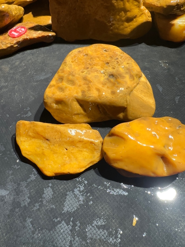 117号15三个黄蜡石晒台都带玉化，鱼缸造景石来挑选
