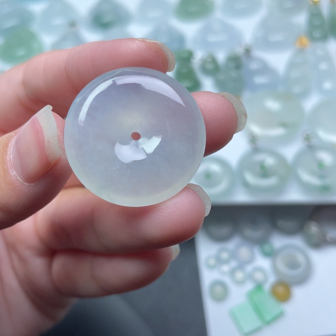 翡翠未镶嵌颈饰平安扣