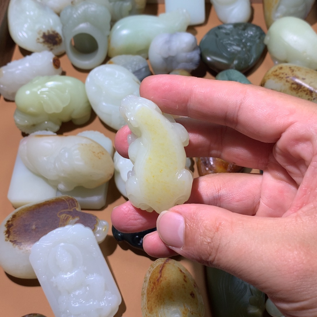 西***仑未镶嵌和田玉（糖玉）挂件