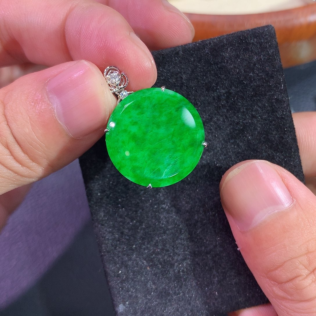 翡翠吊坠(赠链)18K金镶嵌