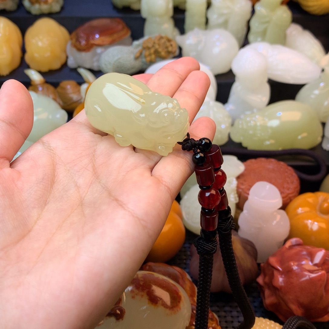 黄***岸五彩石手把件貔貅