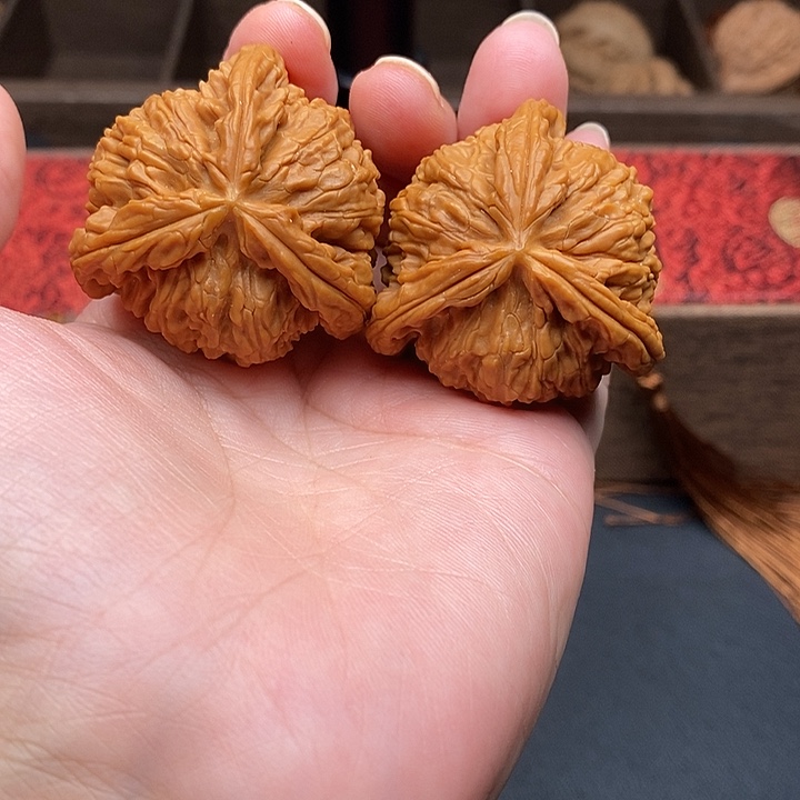 战***-文玩核桃把件白奔