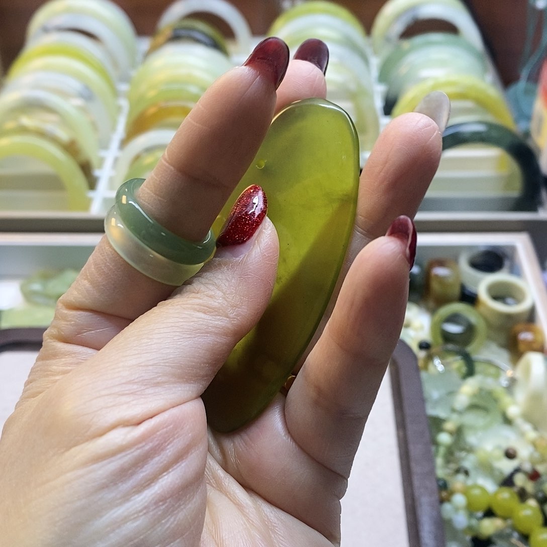 蛇纹石玉手镯未镶嵌D***丹