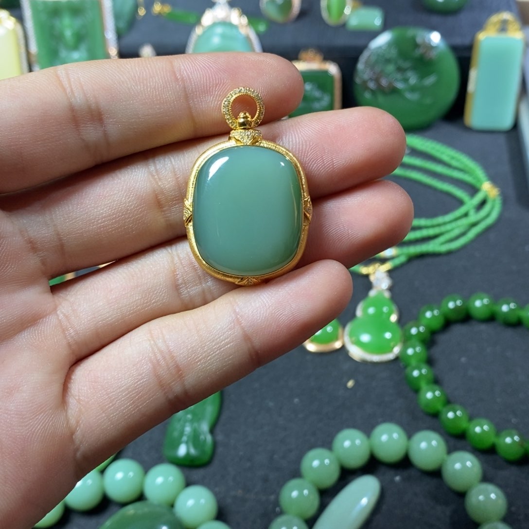 颈饰18K金镶嵌和田玉（碧玉）