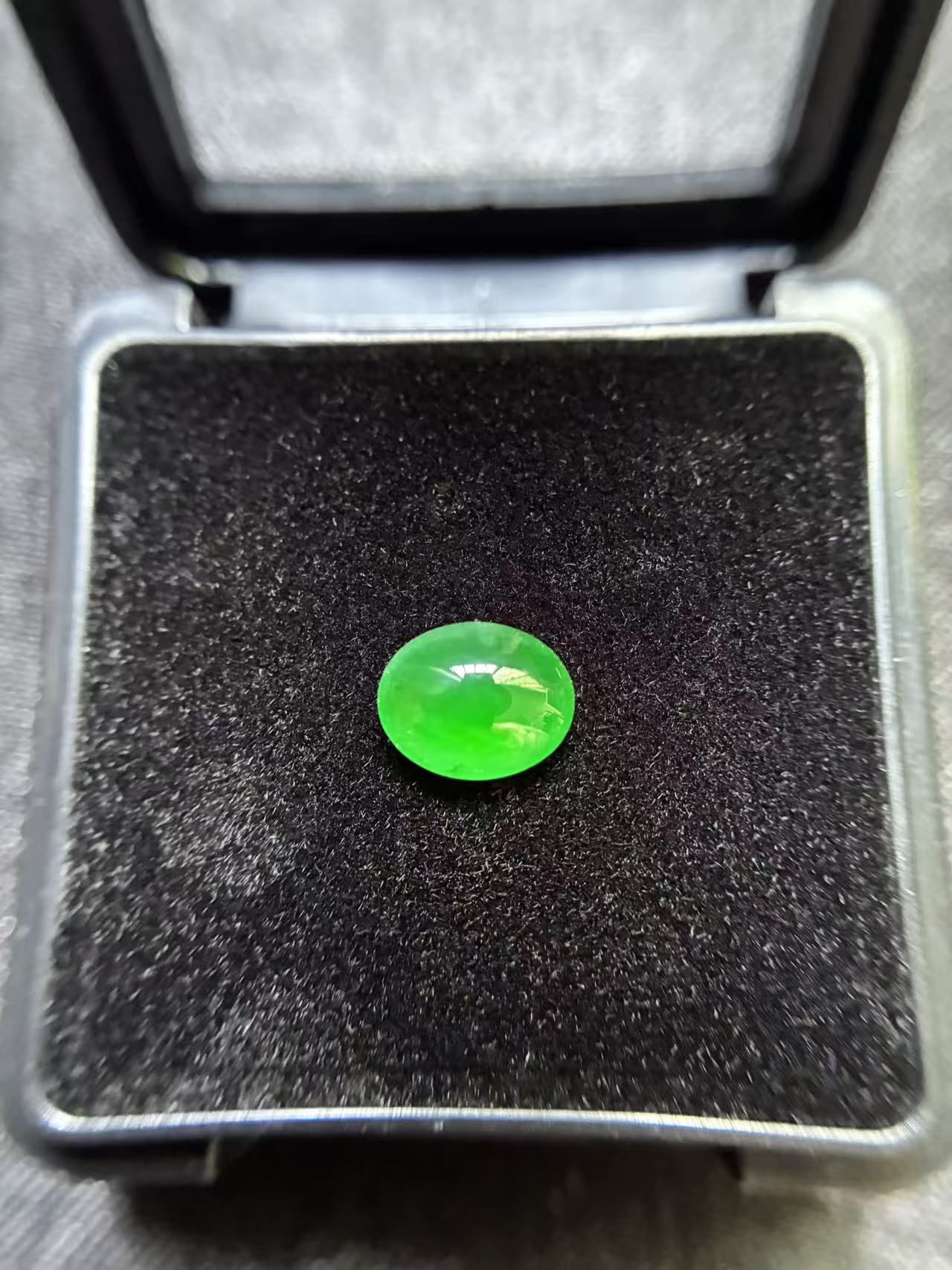 自然光拍摄天然缅甸A货冰正阳绿翡翠蛋面8.0x6.5x3.1（mm）/0.234g