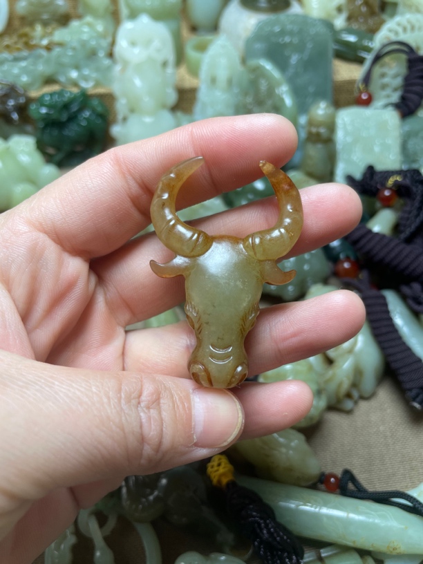 和田玉材质牛头挂件