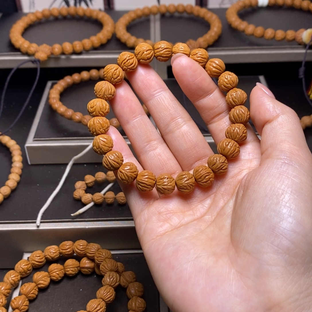 刘***李桃核手串秦岭桃核