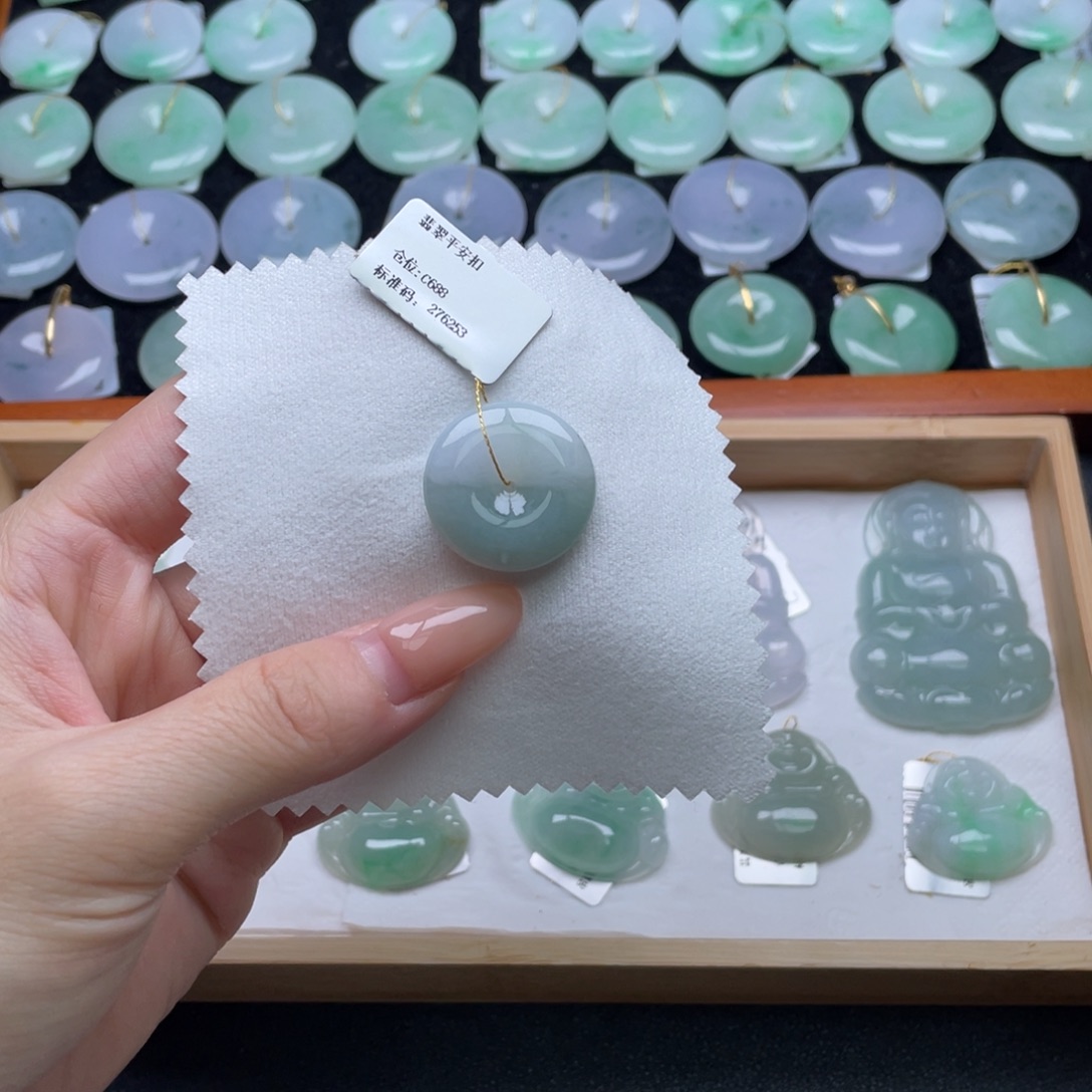 翡翠未镶嵌颈饰平安扣