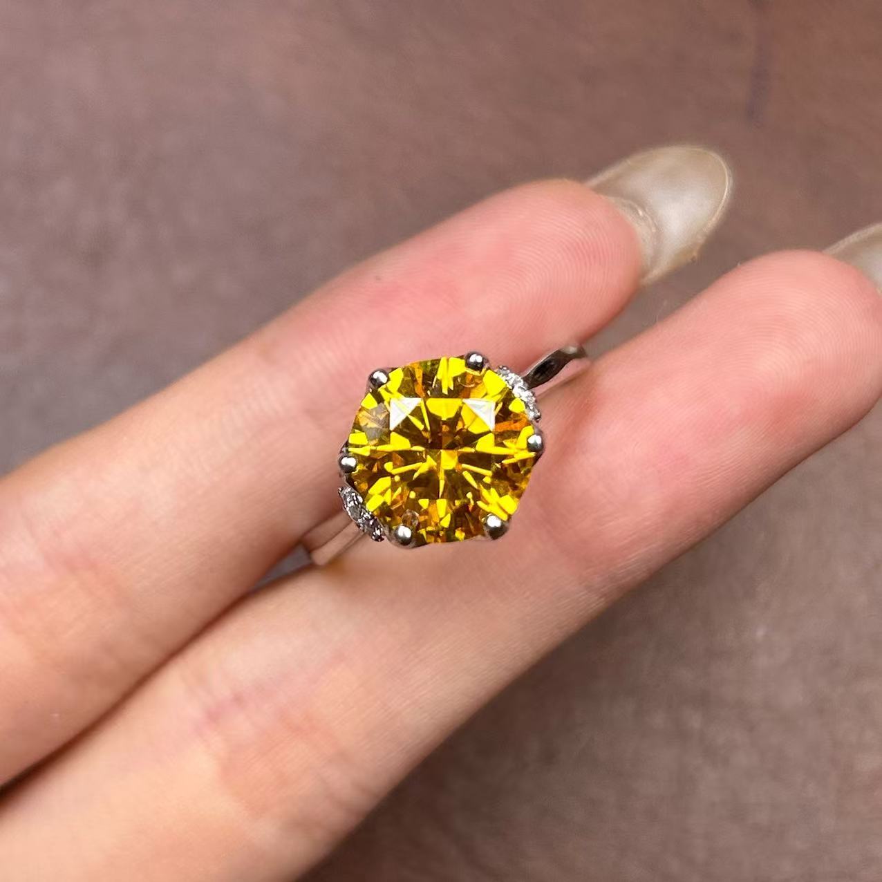   阿鲁沙-矿区高订气质925镀金女神戒指147