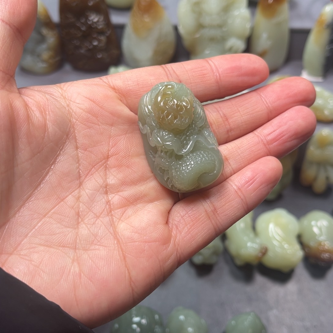 和田玉颈饰未镶嵌今**事