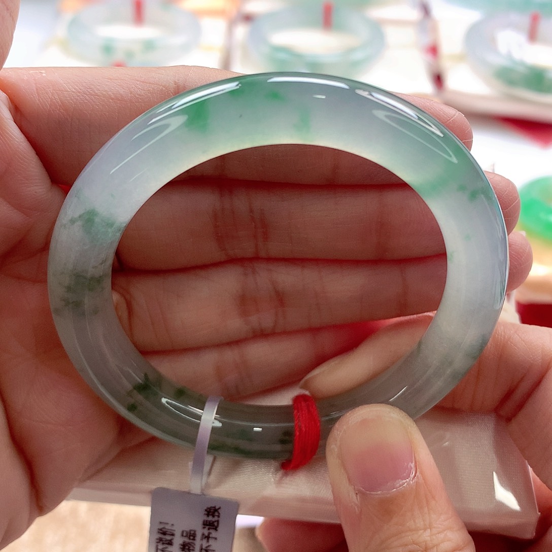 翡翠手镯（圆镯）未镶嵌高冰高透飘绿花毕业A