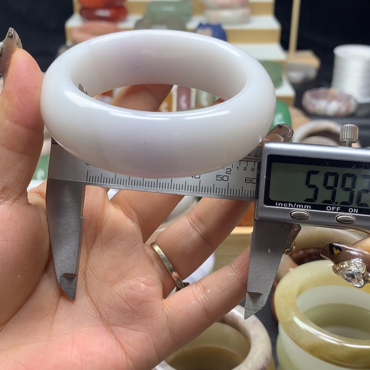 未镶嵌手镯石英质玉