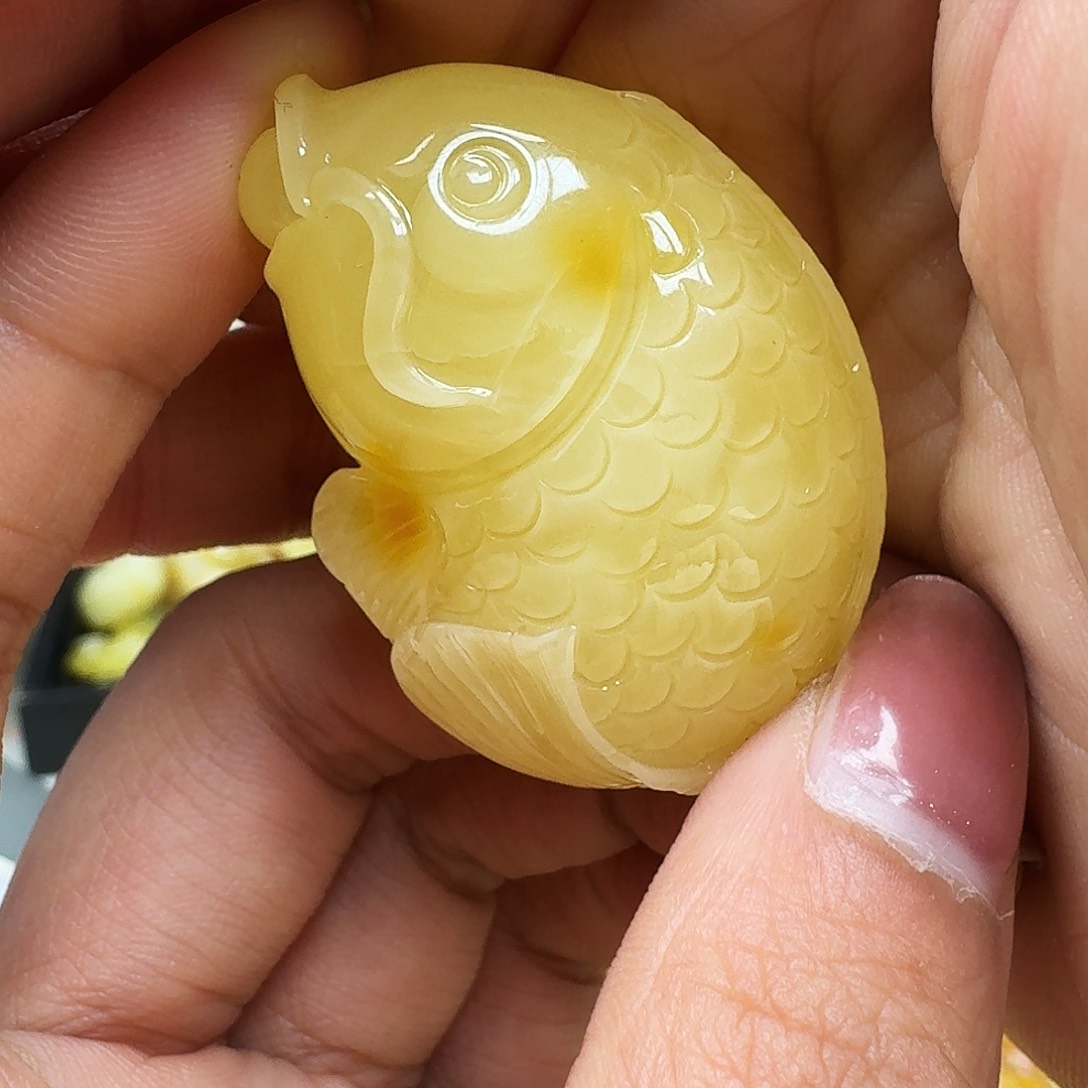 琥珀裸石未镶嵌……