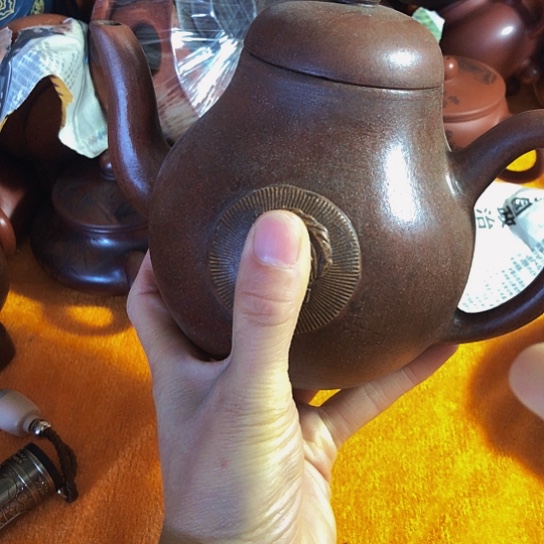 紫砂茶壶原矿泥料手工制作的紫砂壶。