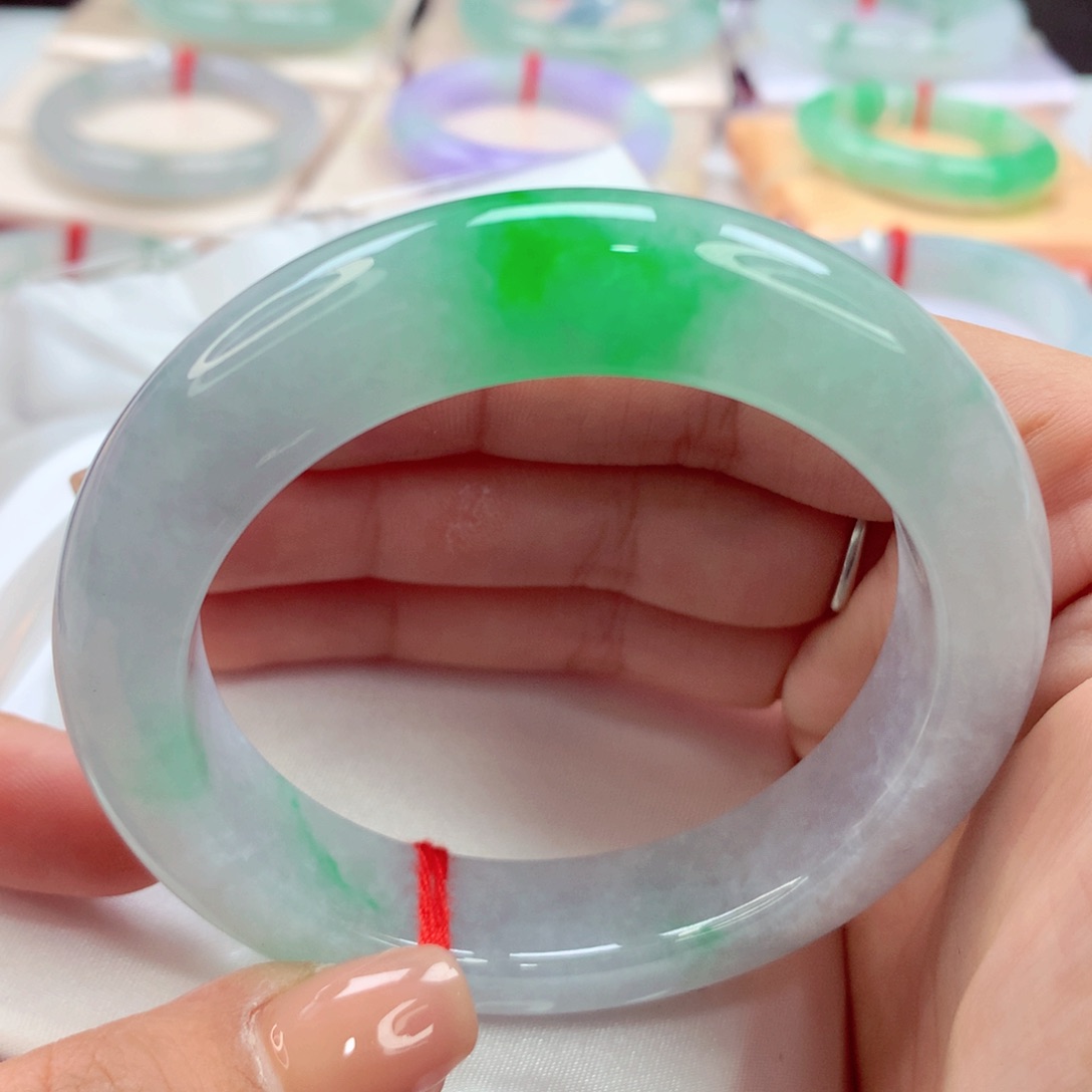 翡翠手镯未镶嵌多**界师妹白底青战斗机